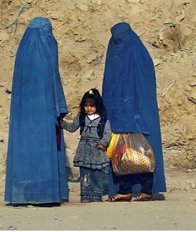 Imagen secundaria 2 - Mujeres en cárceles en Afganistán. Abajo, protestando por sus libertades que los talibanes les han robado.