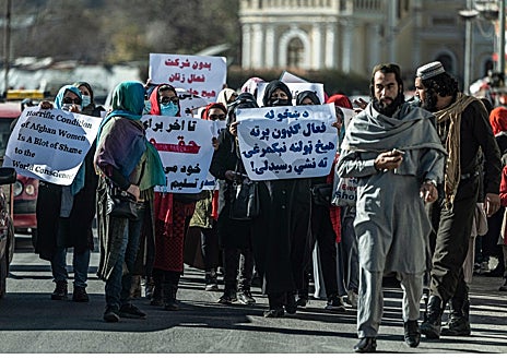 Imagen secundaria 1 - Mujeres en cárceles en Afganistán. Abajo, protestando por sus libertades que los talibanes les han robado.