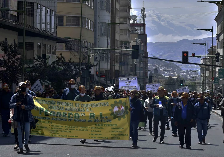 Gold miners protest in La Paz against legal insecurity