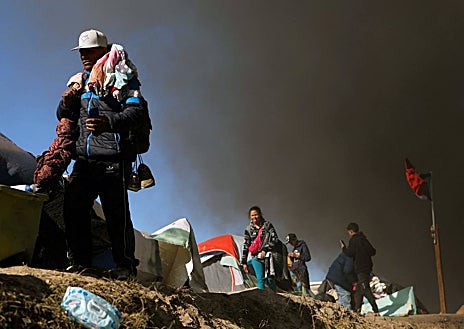 Imagen secundaria 1 - Desalojan a la fuerza a cientos de inmigrantes venezolanos en Ciudad Juárez