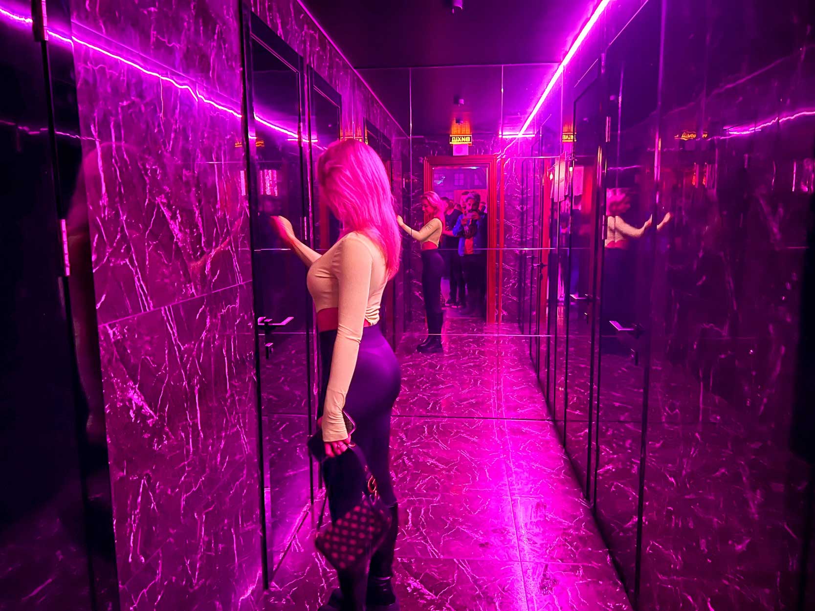 Una chica accede a un club nocturno