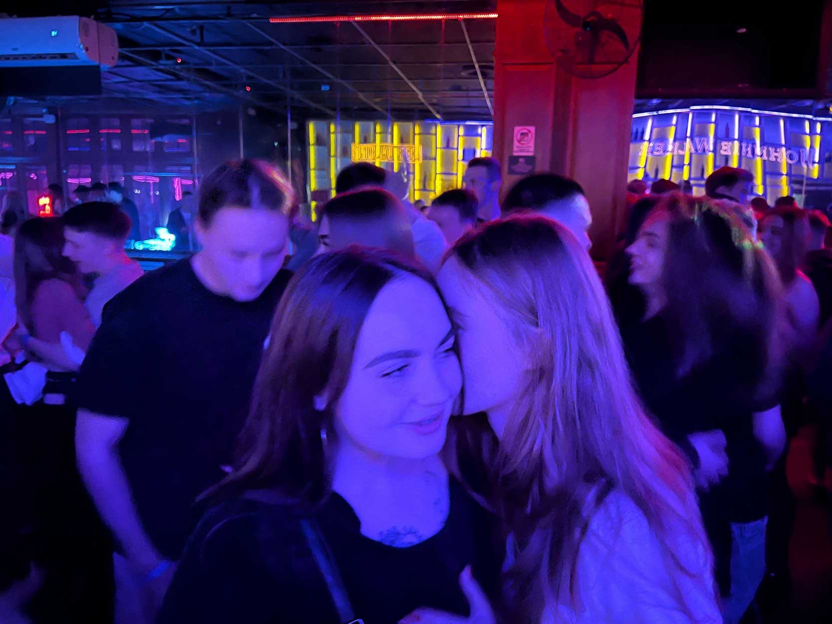 Dos chicas hablan en una fiesta