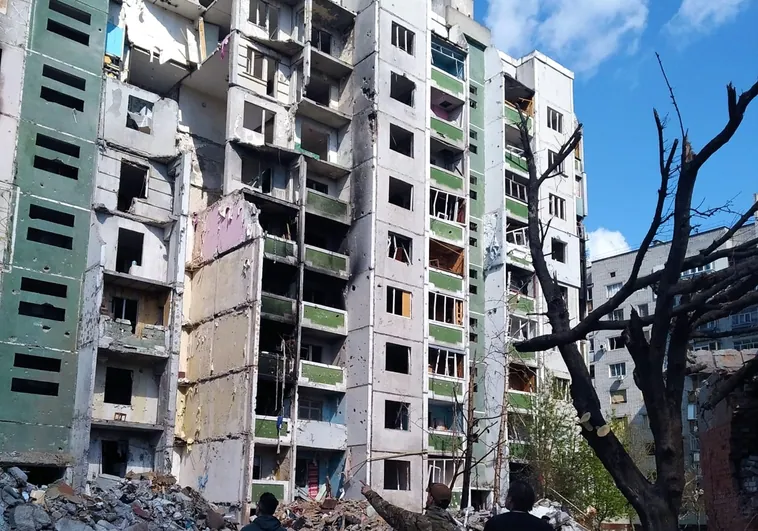 La estrategia de Ucrania para disuadir a Rusia de más bombardeos: lonas gigantes que simulan edificios destrozados