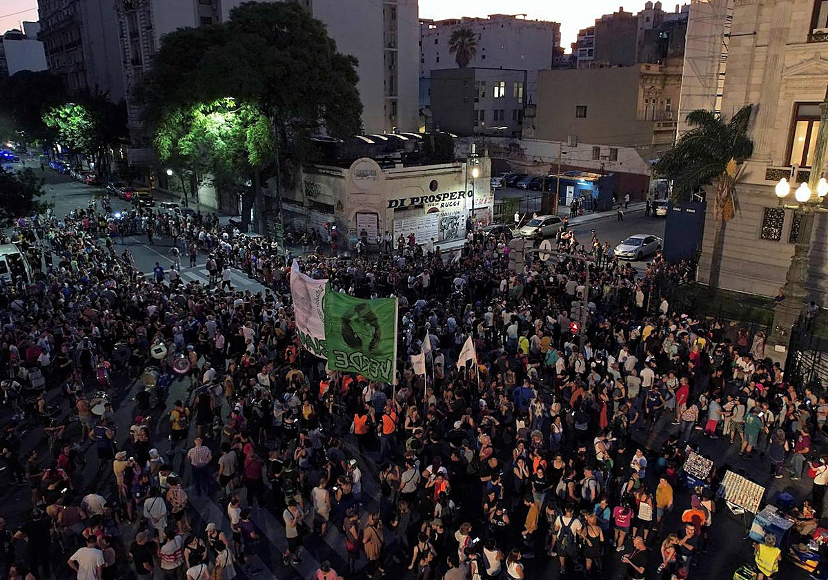 Un grupo de partidarios de Kirchner se manifiesta tras conocerse la condena