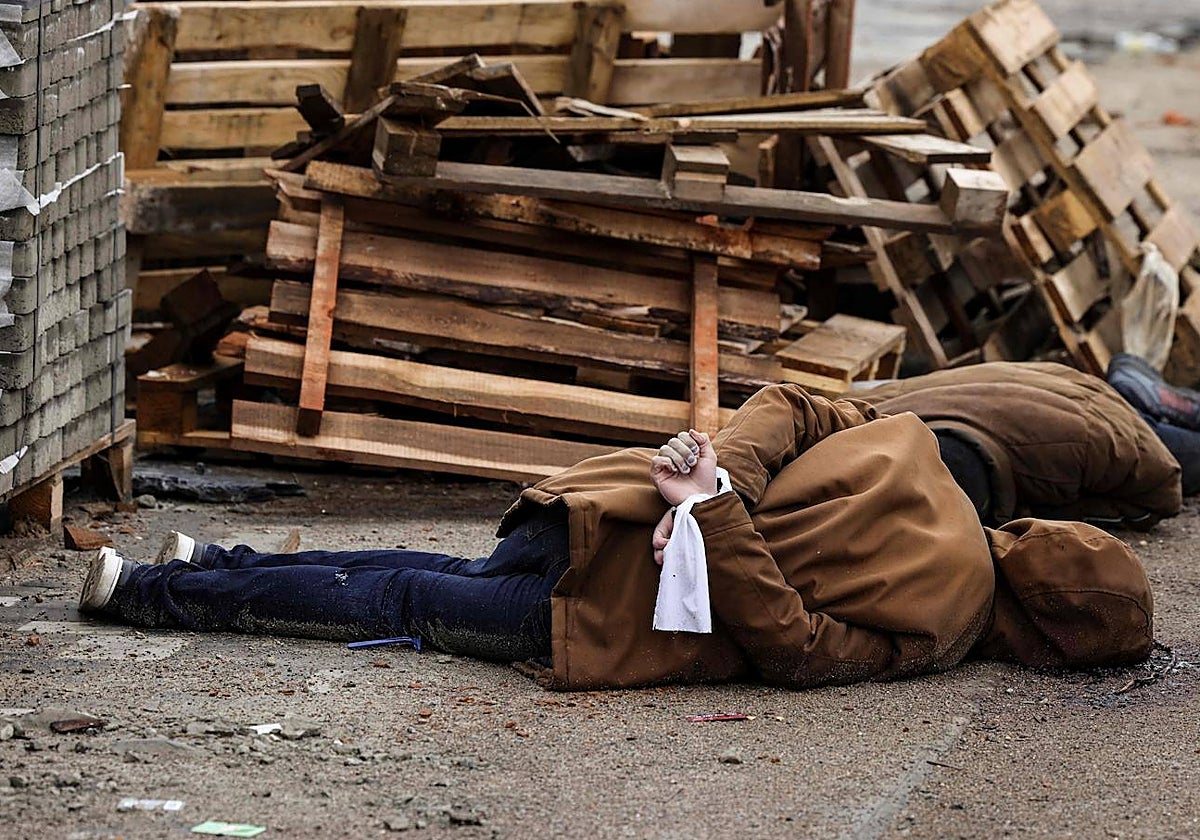 Uno de los cuerpos encontrados en Bucha tras la retirada rusa