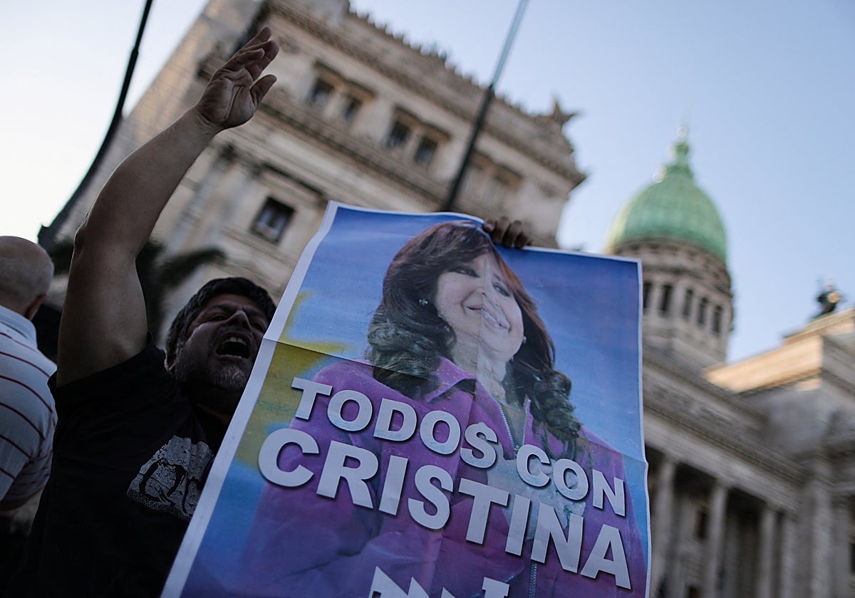 Ciudadanos salen a la calle en Buenos Aires para apoyar a Cristina Fernández de Kirchner tras conocer la sentencia