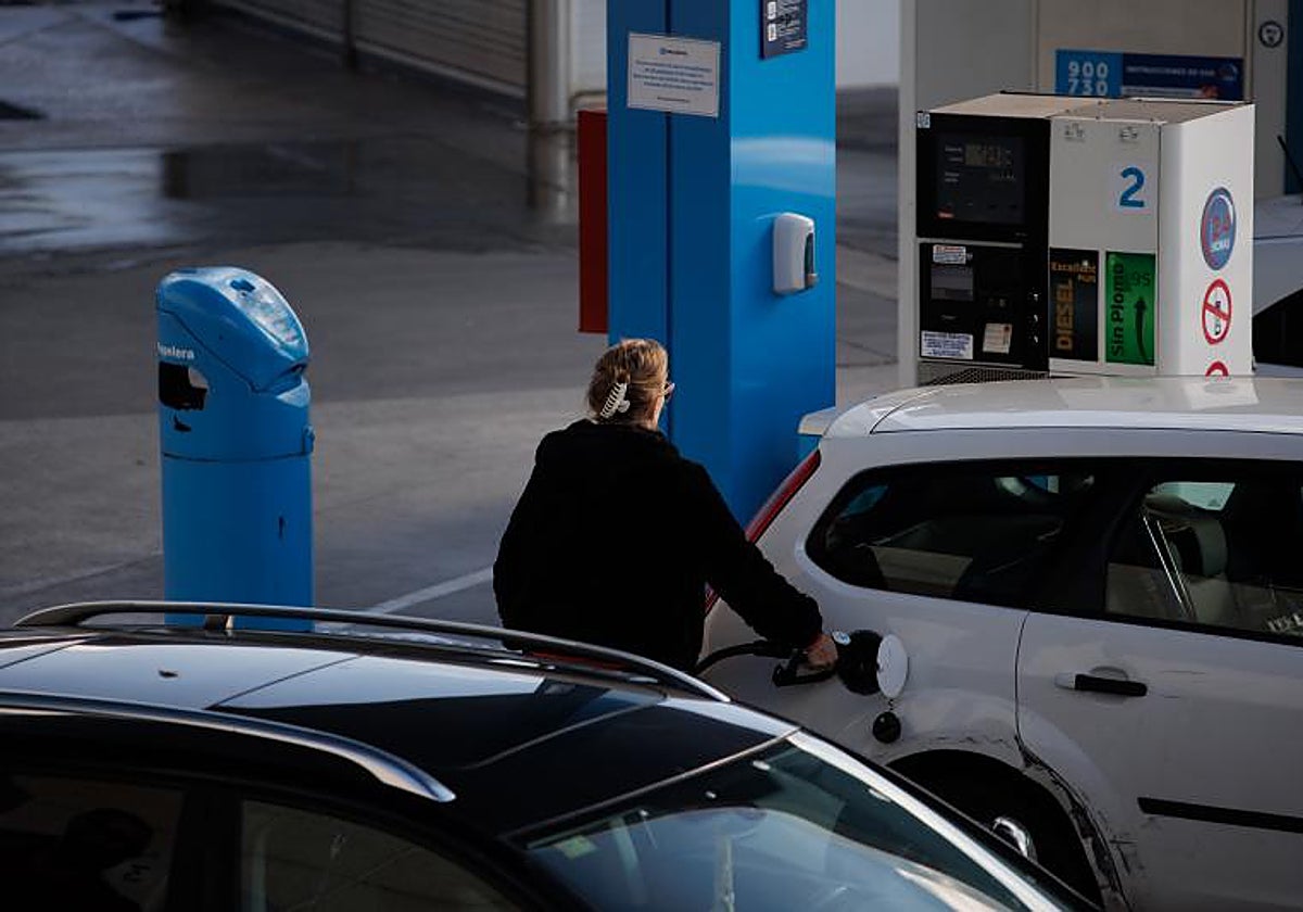 Coches húngaros invaden las gasolineras eslovacas por escasez de combustible en su país