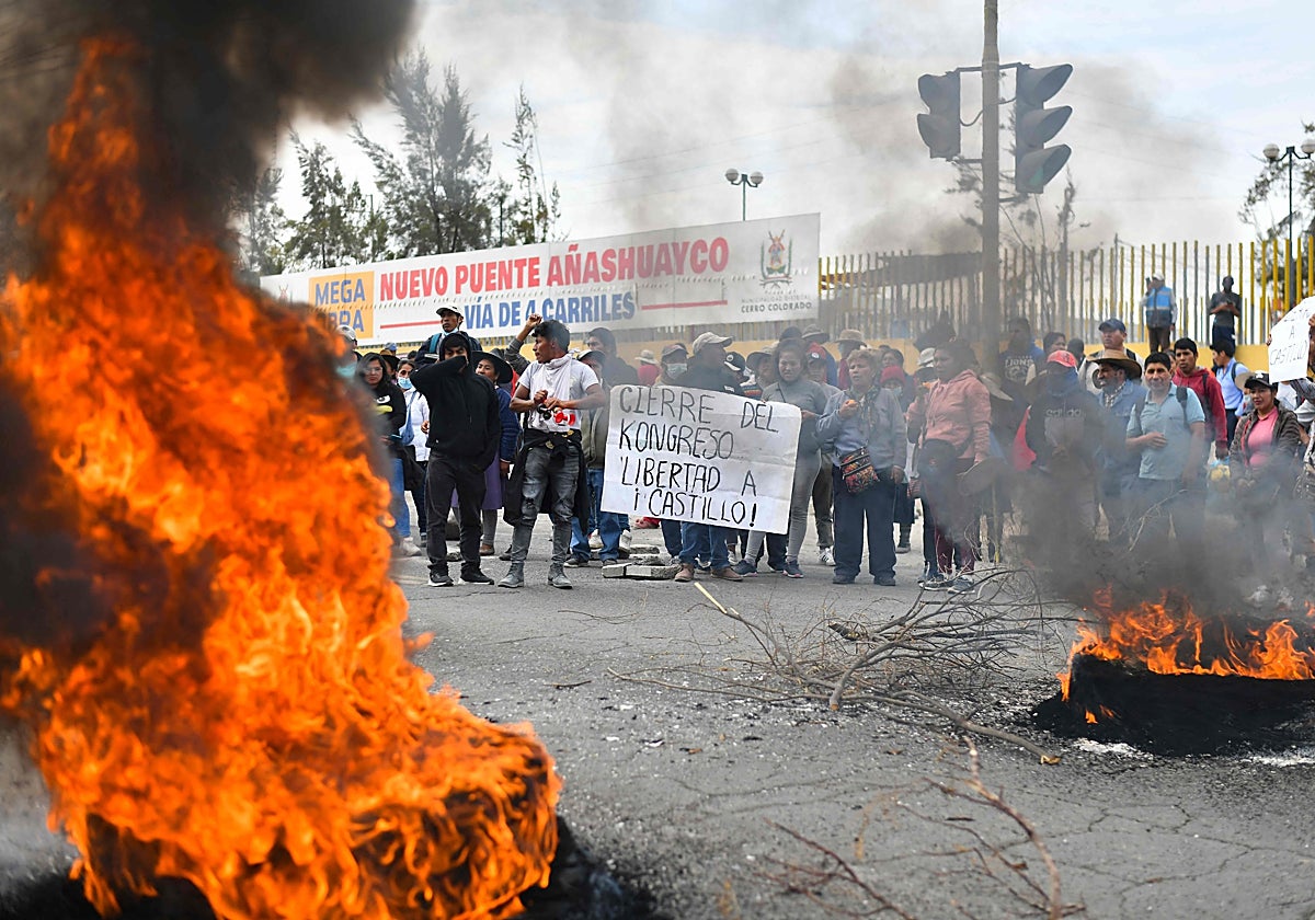 Manifestantes cortan las carreteras