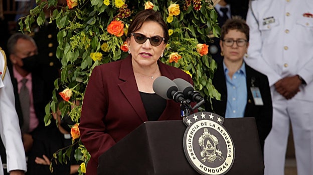 La presidenta de Honduras, Xiomara Castro, se dirige a la multitud la semana pasada en una ceremonia militar por el 197 aniversario de las Fuerzas Armadas