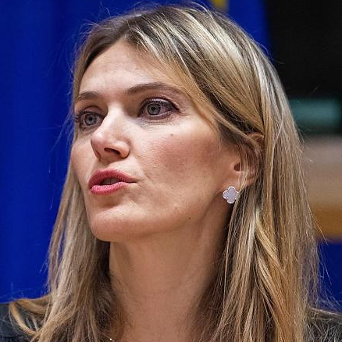 El Parlamento Europeo destituye a la vicepresidenta Eva Kaili, acusada de aceptar sobornos de Qatar