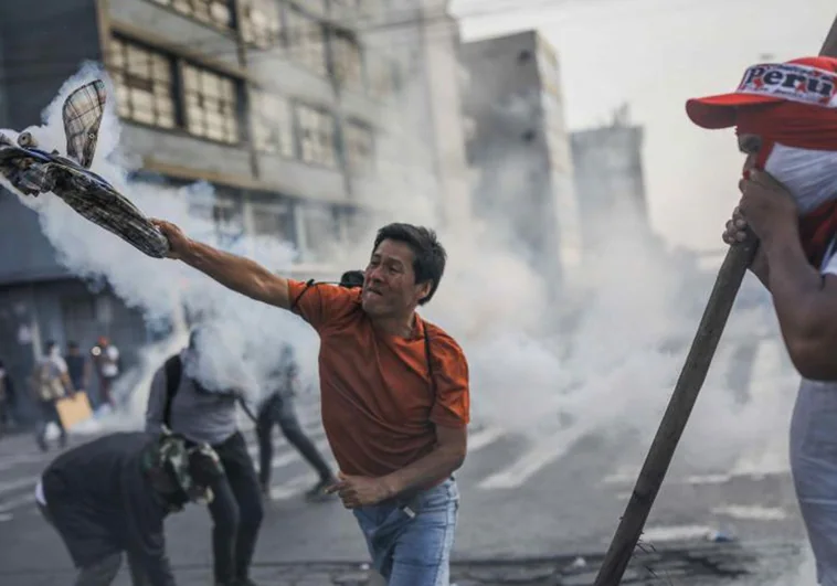 Ascienden a siete los muertos y a 117 los policías heridos en las protestas contra el Gobierno de Perú