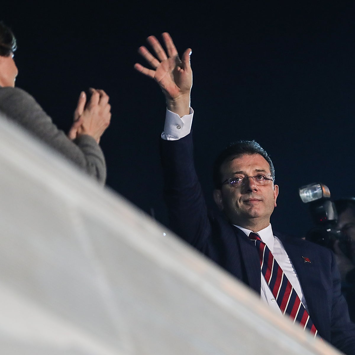 La justicia turca condena a dos años de cárcel e inhabilita al alcalde Estambul y principal opositor a Erdogan