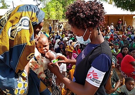 Imagen secundaria 1 - Arriba, suministro de agua en un campo de desplazados en Siria. Debajo a la izquierda, una trabajadora de Médicos sin Fronteras atiende a niños en Cabo Delgado (Mozambique), a la derecha ataque a un centro sanitario en Tigray (Etiopia), donde han muerto por la violencia 37 trabajadores humanitarios