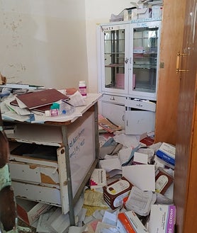 Imagen secundaria 2 - Arriba, suministro de agua en un campo de desplazados en Siria. Debajo a la izquierda, una trabajadora de Médicos sin Fronteras atiende a niños en Cabo Delgado (Mozambique), a la derecha ataque a un centro sanitario en Tigray (Etiopia), donde han muerto por la violencia 37 trabajadores humanitarios