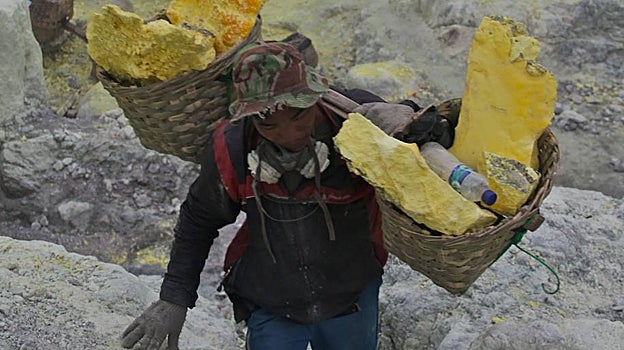 Cargando 70 kilos de azufre por viaje, Anto efectúa tres trayectos al día para ganar 15 euros al día