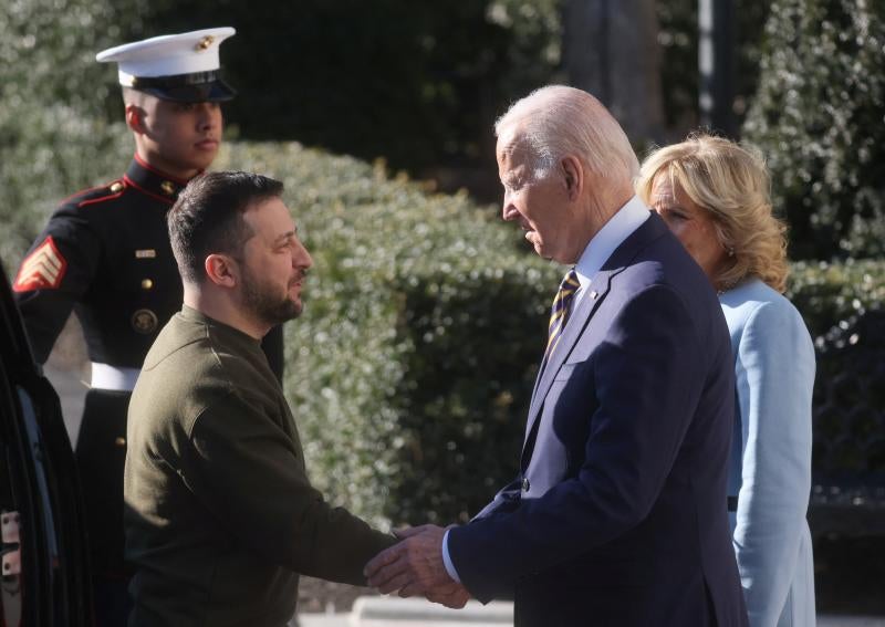 El saludo entre Volodímir Zelenski y Joe Biden