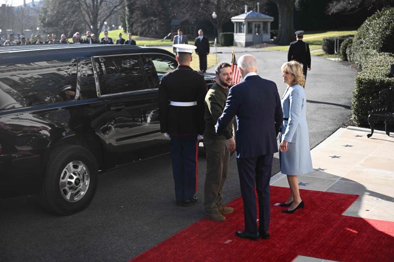 La 'elipse', la entrada de la Casa Blanca donde habitualmente el presidente recibe a sus invitados. Zelenski llega y saluda a Joe Biden y la primera dama, Jill Biden 