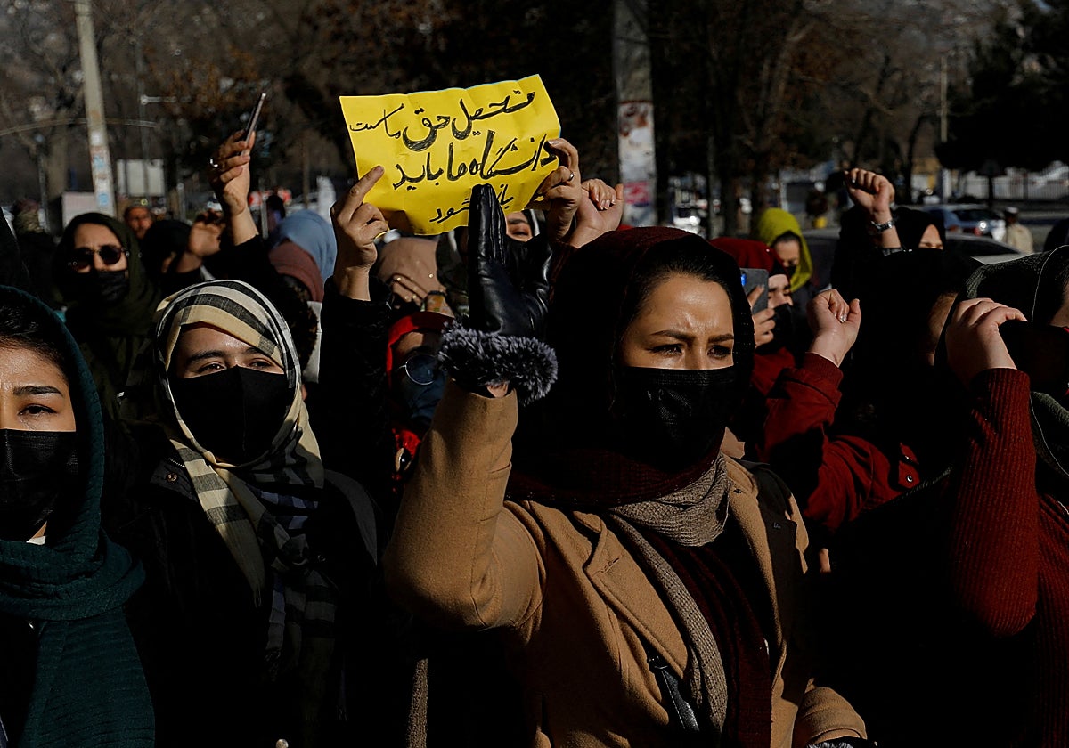 Las mujeres afganas corean consignas en protesta contra el cierre de las universidades a las mujeres por parte de los talibanes en Kabul