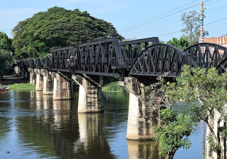 Muere un turista al caerse en el puente sobre el río Kwai mientras se hacía un selfie