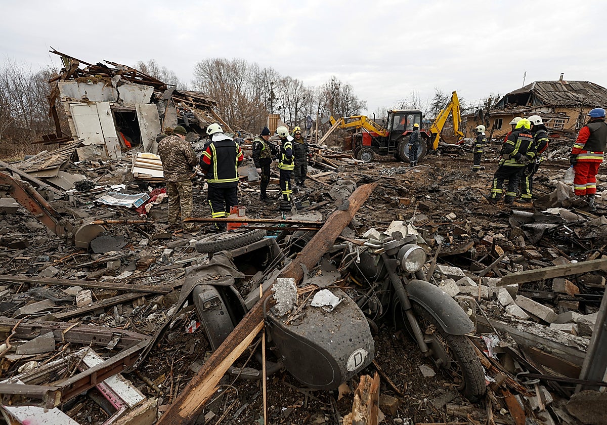 Rescatistas trabajan en una vivienda dañada durante un ataque ruso con misiles a Kiev