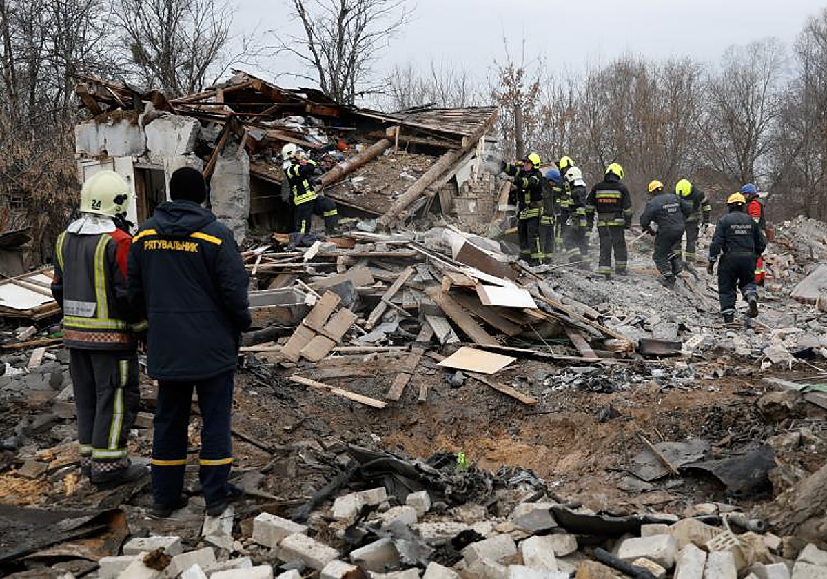 Rescatistas trabajan en una vivienda destruída por los ataques rusos en la región de Kiev