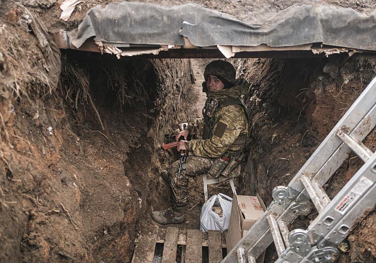 Un soldado ucraniano se refugia el día 31 en una trinchera cerca de la ciudad de Bajmut