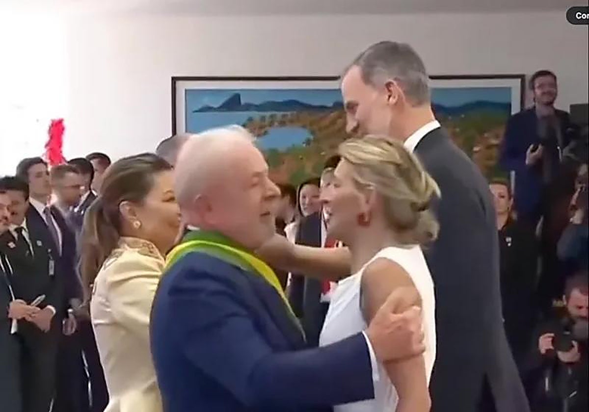 Momento del saludo entre Yolanda Díaz y Lula da Silva con el Rey Felipe VI a su derecha