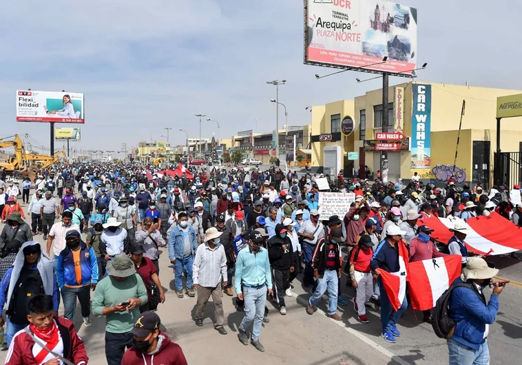 Paro nacional y bloqueos en Perú para echar a Boluarte del poder