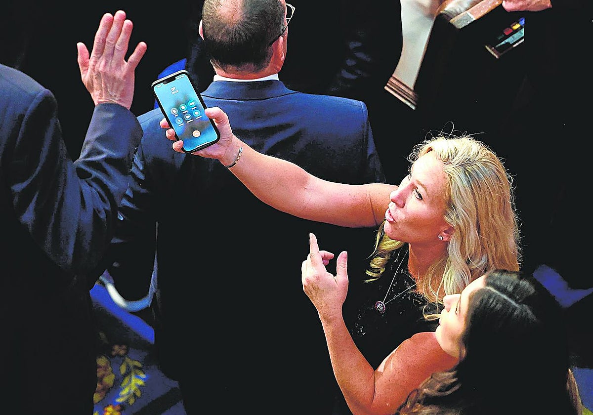 Marjorie Taylor Greene, recibe una llamada de 'D.T.'