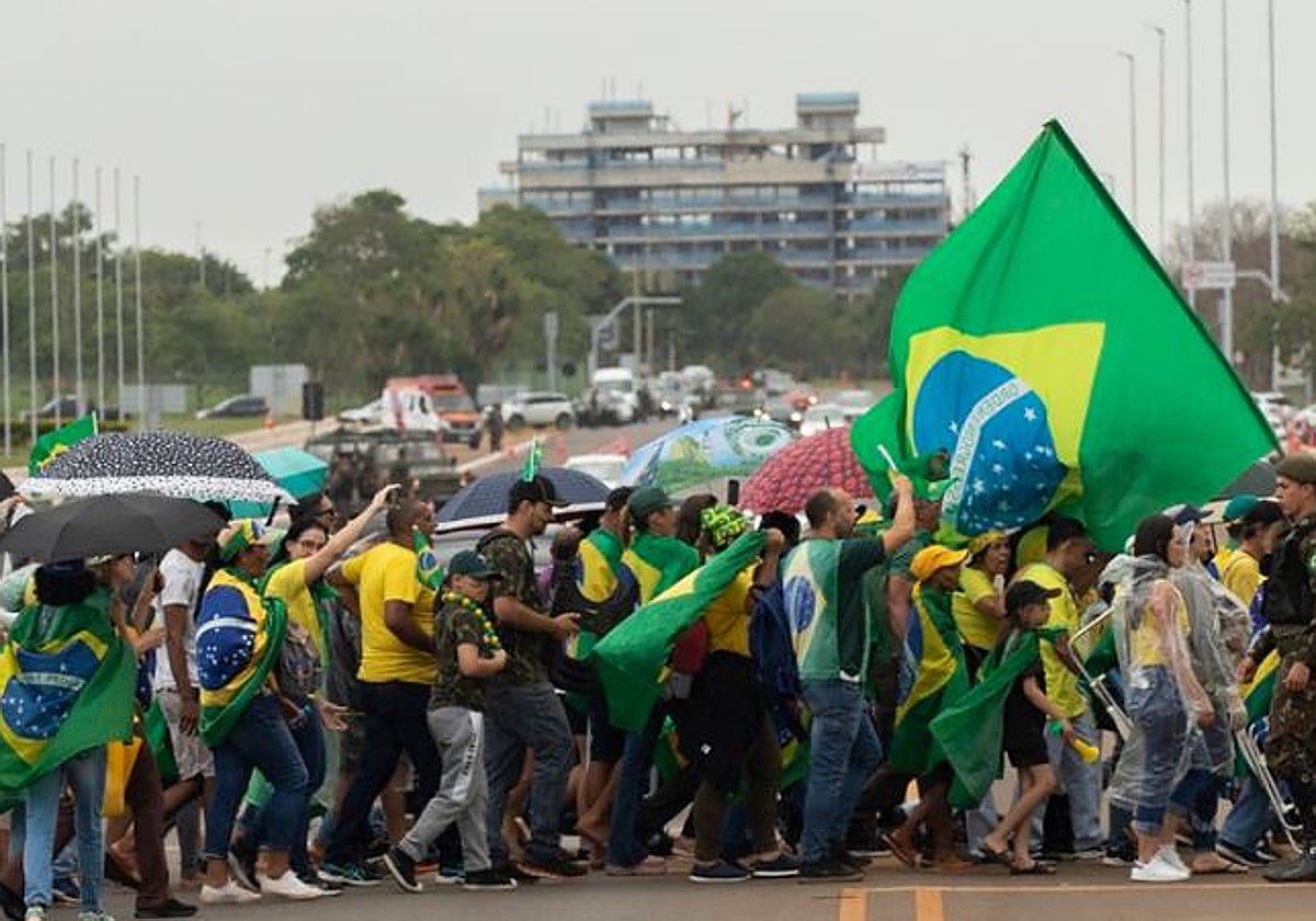 Partidarios del expresidente, frente al Cuartel General del Ejército el noviembre pasado