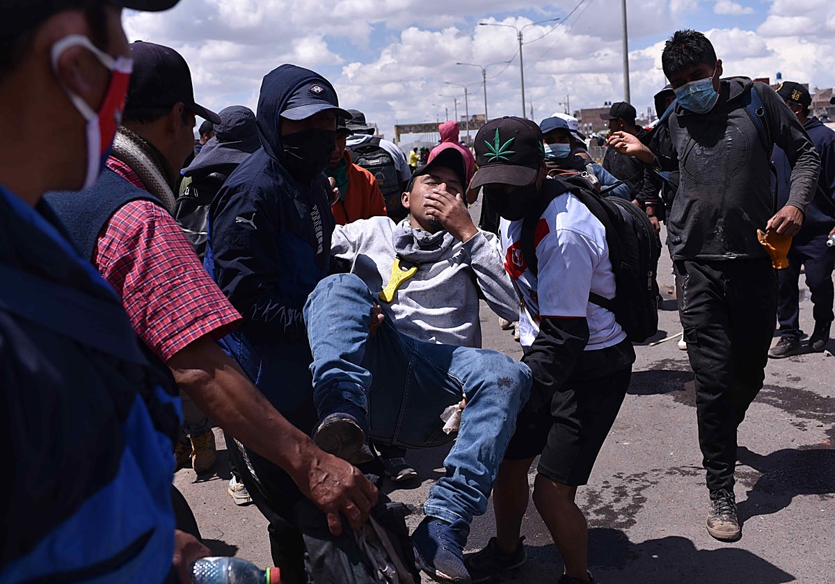 n herido por los enfrentamientos entre los manifestantes y la policía es trasladado para ser atendido en Juliaca (Perú)