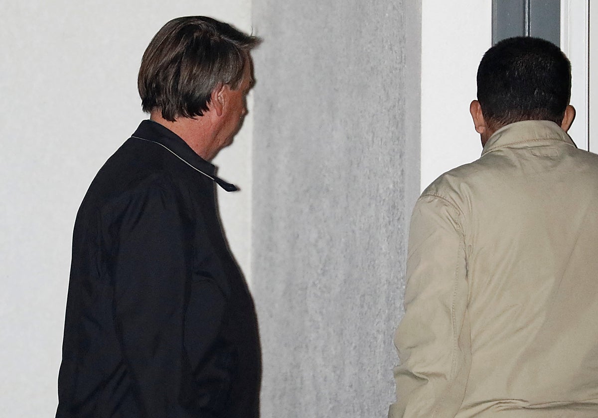 El expresidente brasileño Jair Bolsonaro, a la entrada de la vivienda donde se refugia desde hace semanas en EE.UU.