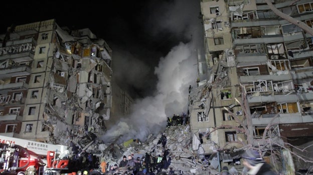 Los equipos de rescate buscan sobrevivir entre los escombros de los edificios detruidos tras un ataque ruso con cohetes contre un bloque de apartamentos en Dnipró