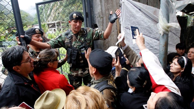 Numerosos turistas intentan acceder al tren que hace la ruta al Machu Picchu, cerrado durante las protestas