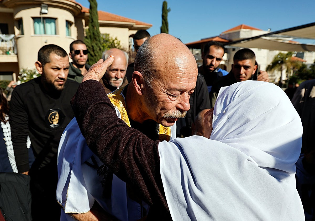 El prisionero palestino israelí Maher Younis es recibido en su aldea, luego de su liberación después de cumplir 40 años de prisión