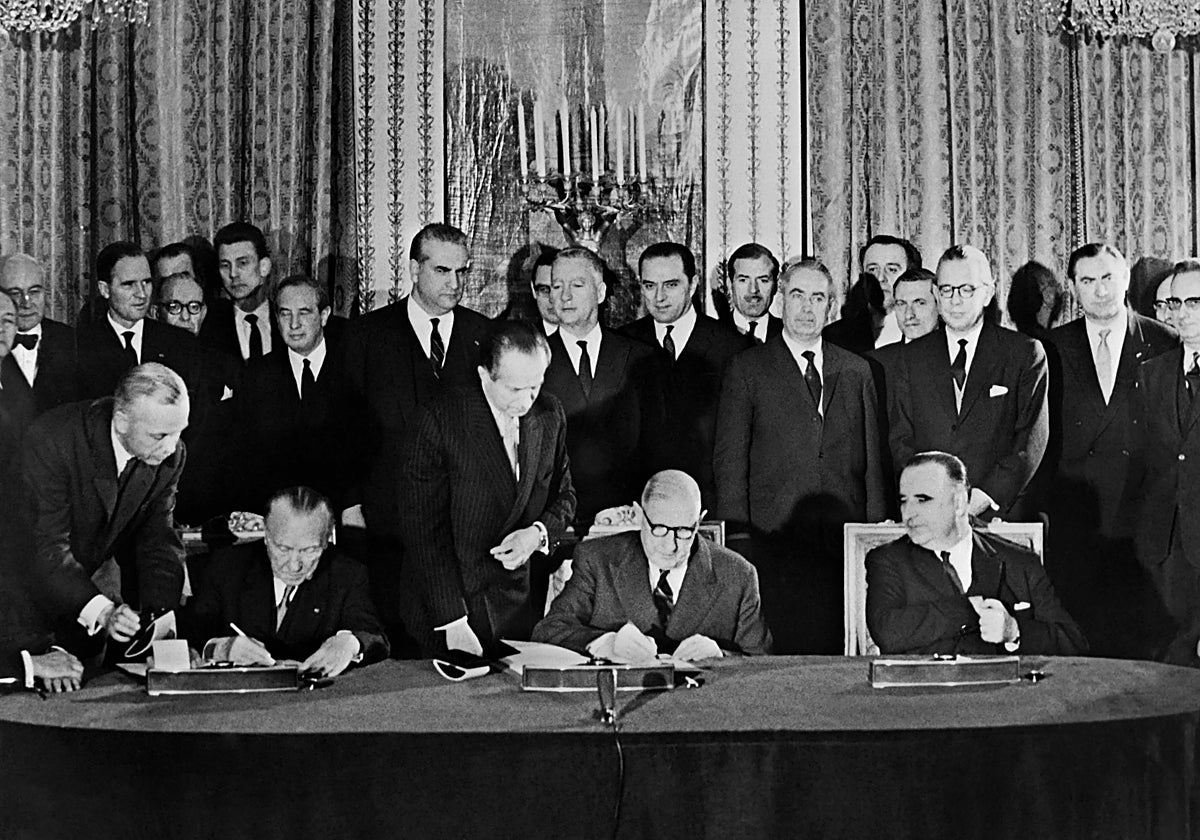 Firma del Tratado del Elíseo (22 de enero de 1963) entre De Gaulle (centro) y Adenauer (izquierda). Junto a estas líneas, encuentro entre Willy Brandt y Pompidou en París (1971)