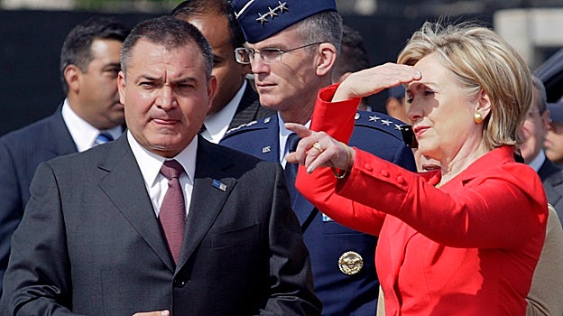 García Luna con Hillary Clinton en una foto de archivo de 2009