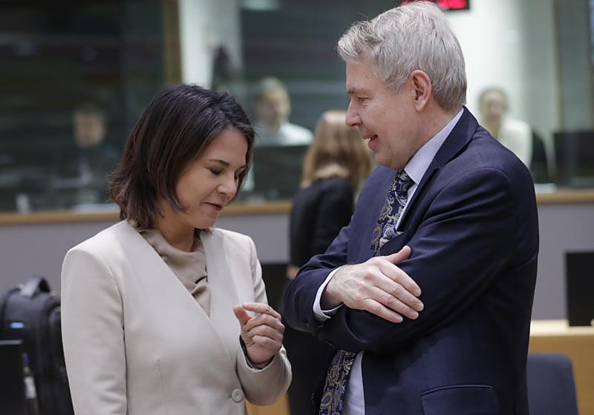 El Ministro de Asuntos Exteriores de Finlandia, Pekka Haavisto, y la Ministra de Asuntos Exteriores de Alemania, Annalena Baerbock
