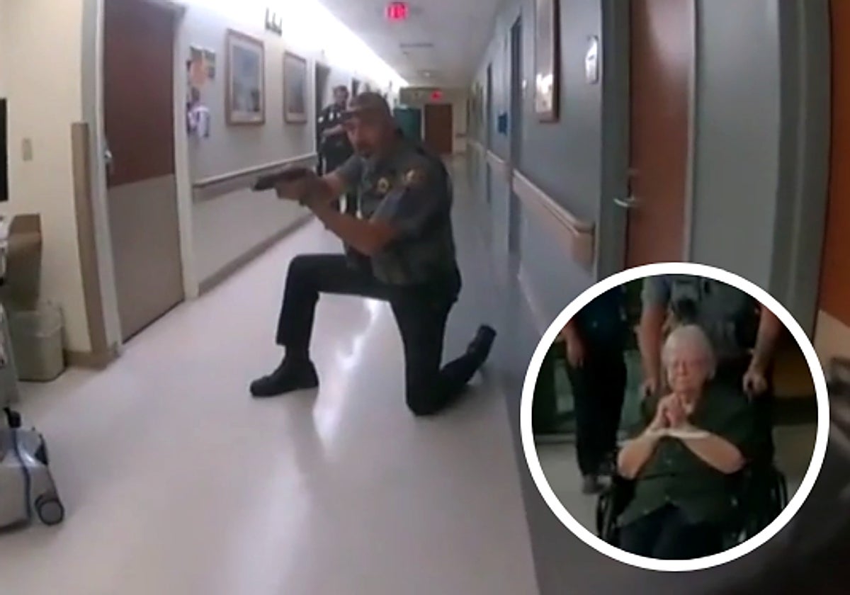 Los policías, a la puerta de la habitación donde se atrincheró la mujer