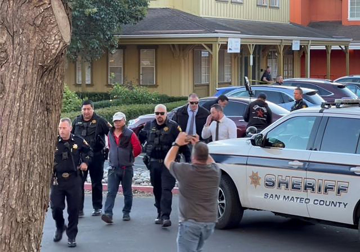 El sospechoso, con gorra, acompañado por los agentes