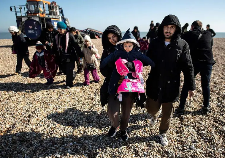 Varios inmigrantes, entre ellos una niña, después de cruzar el Canal de la Mancha