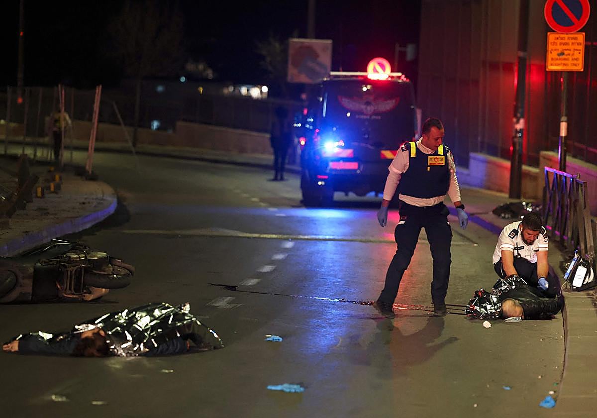 Los servicios de emergencia israelíes rodean el cuerpo de una de las víctimas