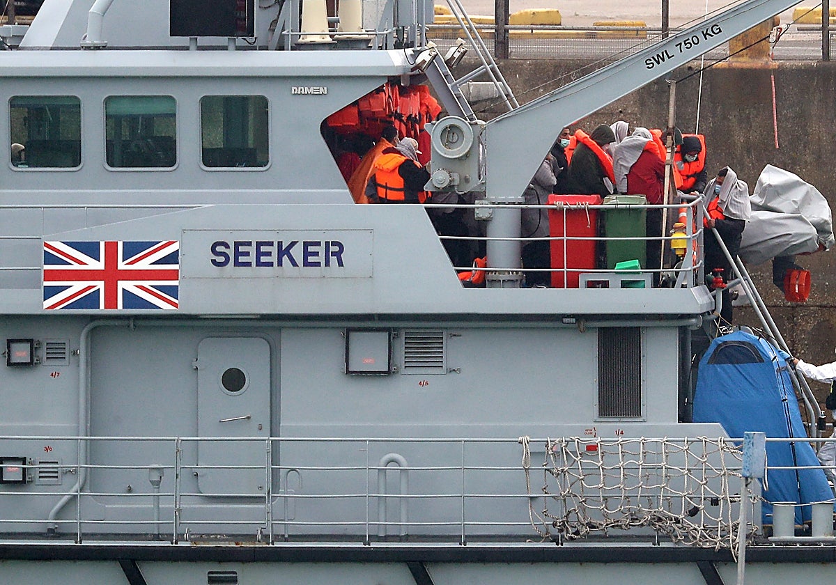 inmigrantes recogidos por la guardia costera británica en el canal de la Mancha