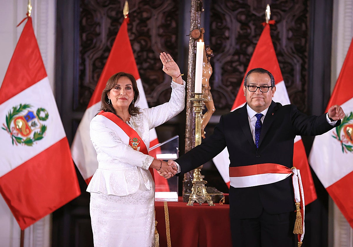La presidenta de Perú, Dina Boluarte, y su primer ministro, Alberto Otárola, el día de su nombramiento