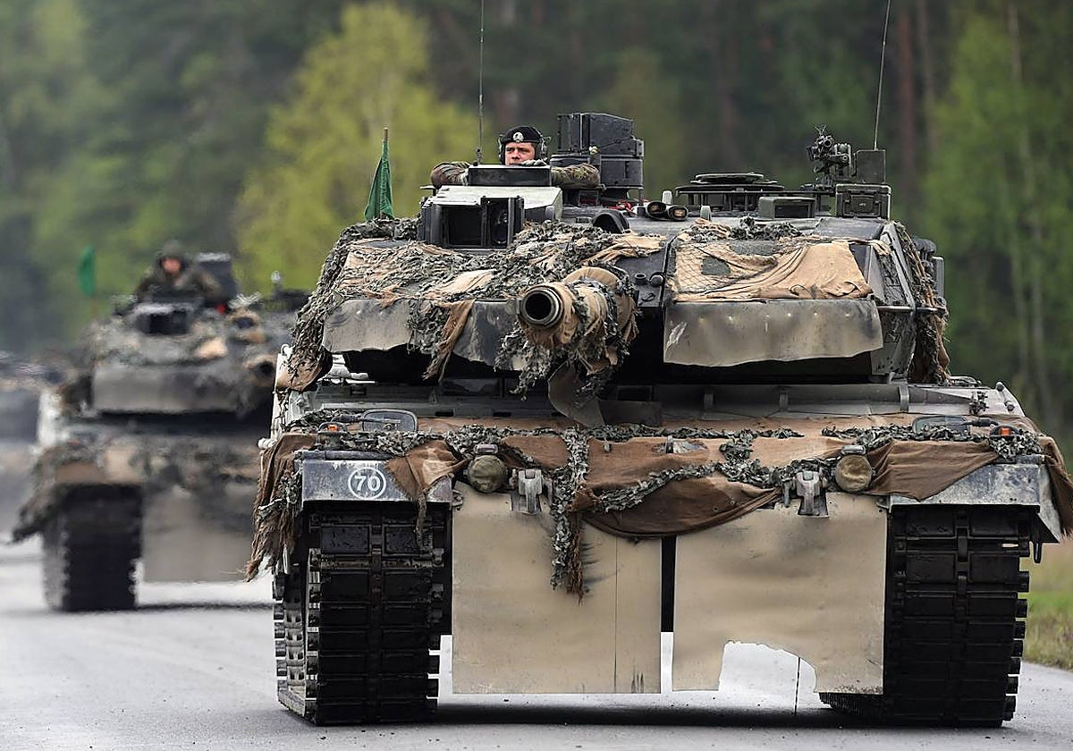 Soldados alemanes conducen carros de combate Leopard tras unos ejercicios militares en 2017