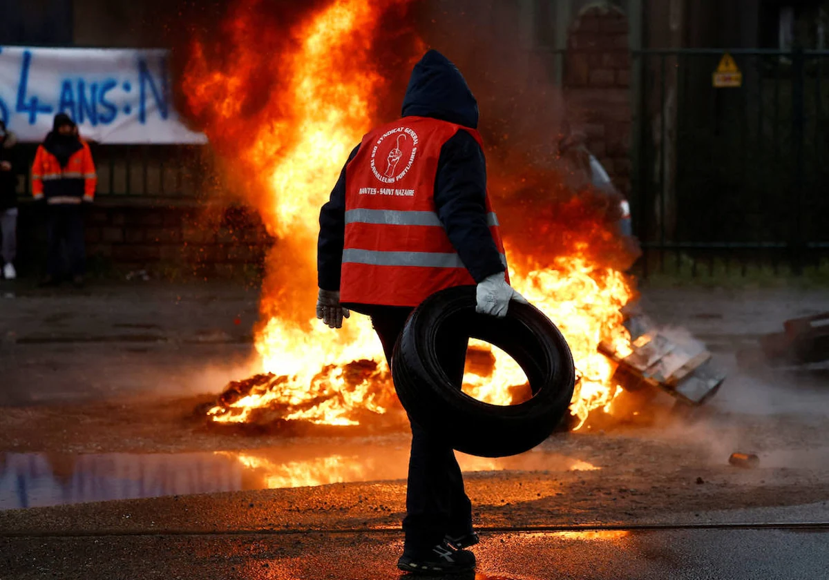 Un trabajador participa en la localidad de Saint-Nazaire en una protesta contra la reforma