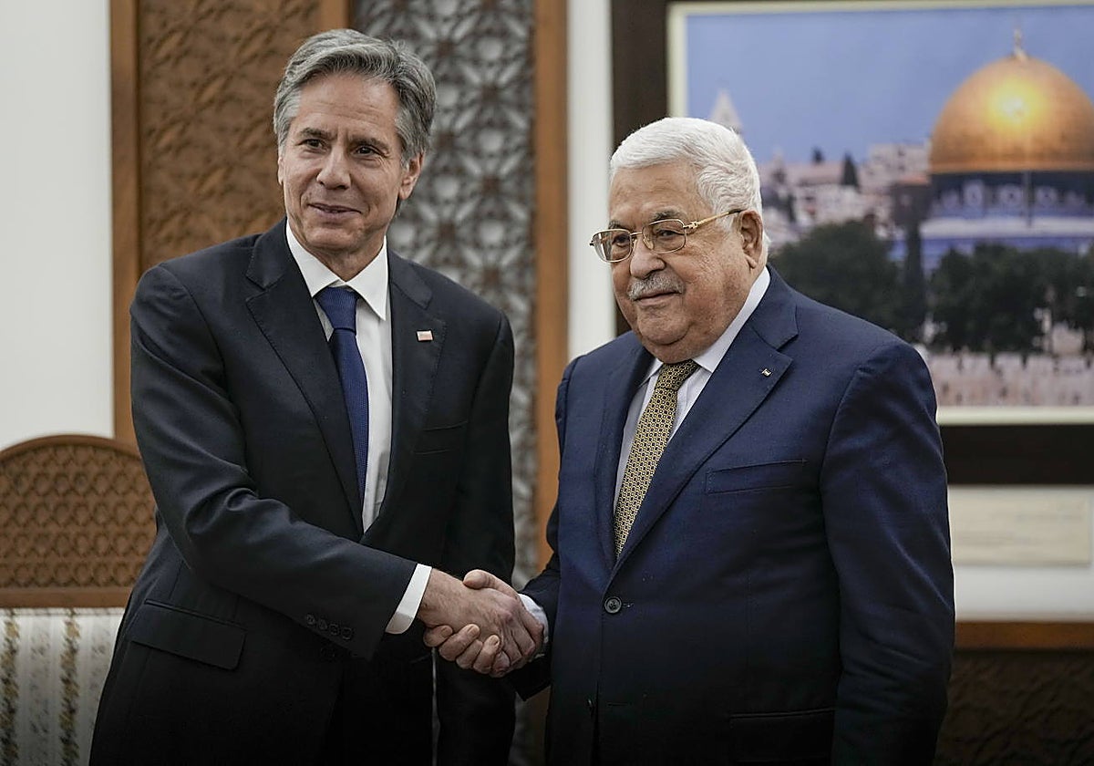 Antony Blinken junto al presidente de la Autoridad Palestina, Mahmud Abás