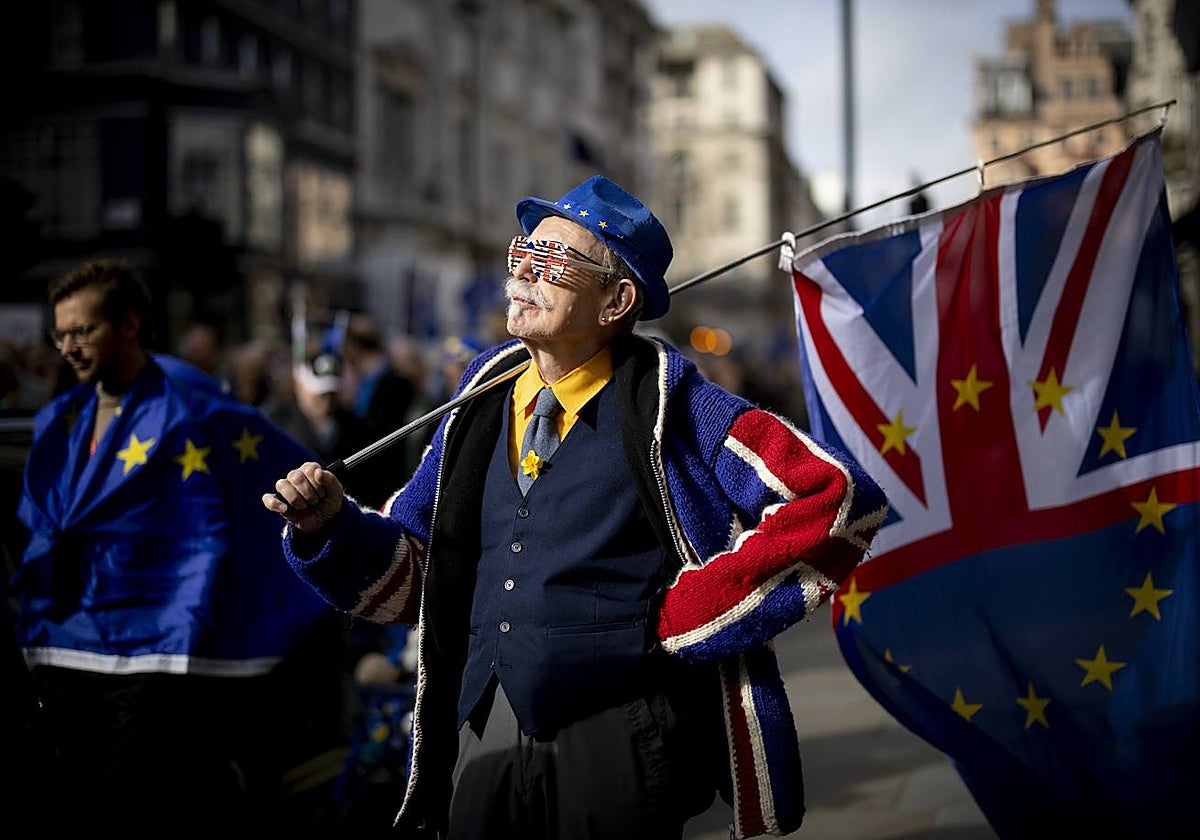 Activistas marchan en Londres en octubre de 2022 para exigir al Gobierno que revierta el Brexit