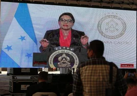 Xiomara Castro se enfrenta a Perú al cumplir un año como presidenta de Honduras