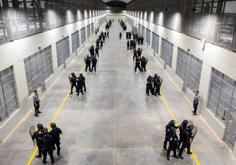 Bukele inaugura una cárcel en El Salvador para albergar a 40.000 pandilleros